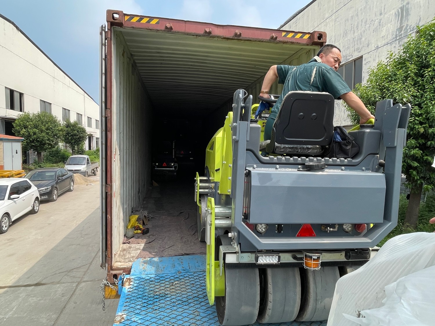 發(fā)往俄羅斯圣彼得堡20臺思拓瑞克雙鋼輪、鋼膠壓路機(jī)裝柜進(jìn)行時(shí)···