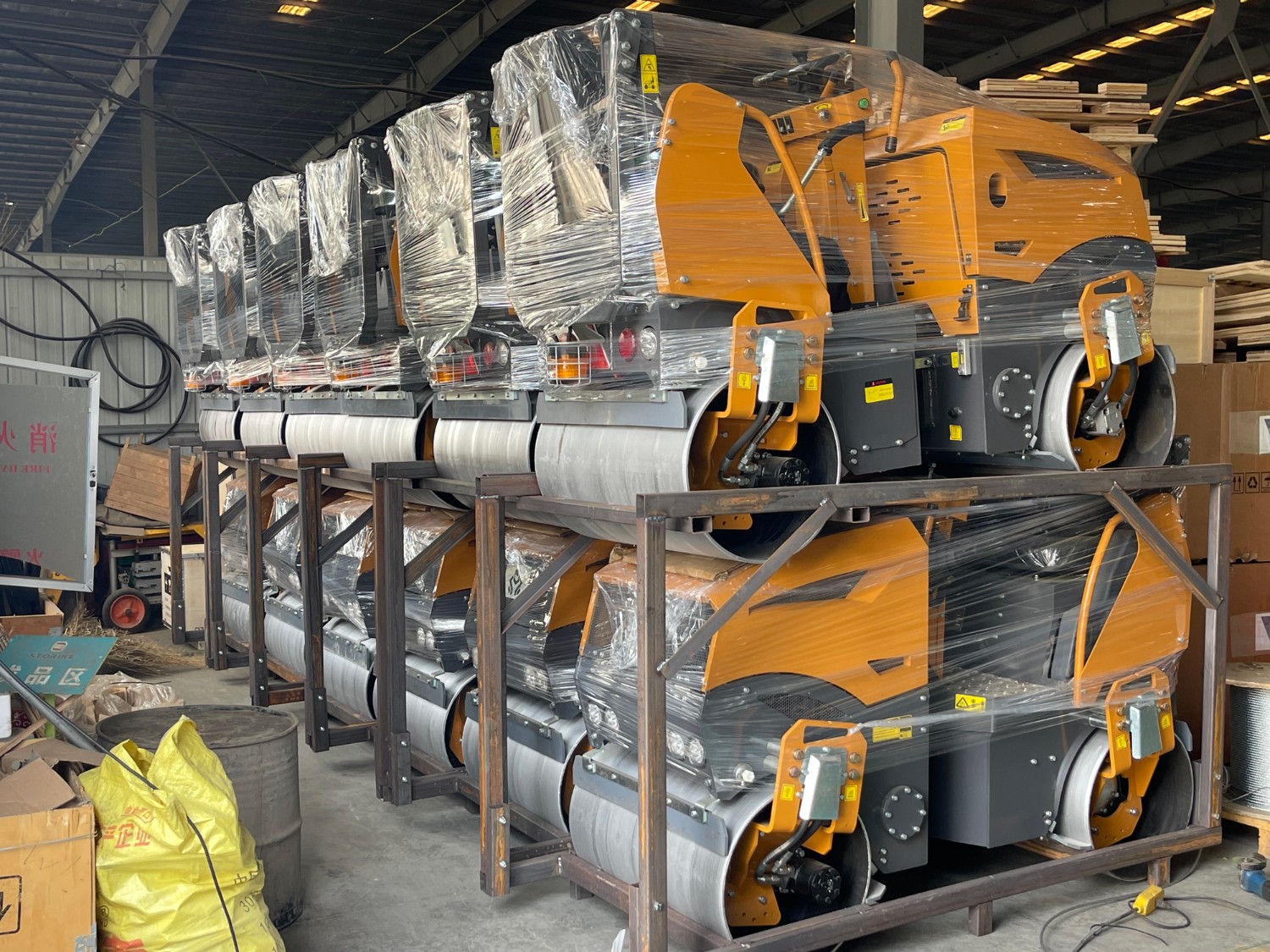 發(fā)往俄羅斯圣彼得堡20臺思拓瑞克雙鋼輪、鋼膠壓路機(jī)裝柜進(jìn)行時(shí)···